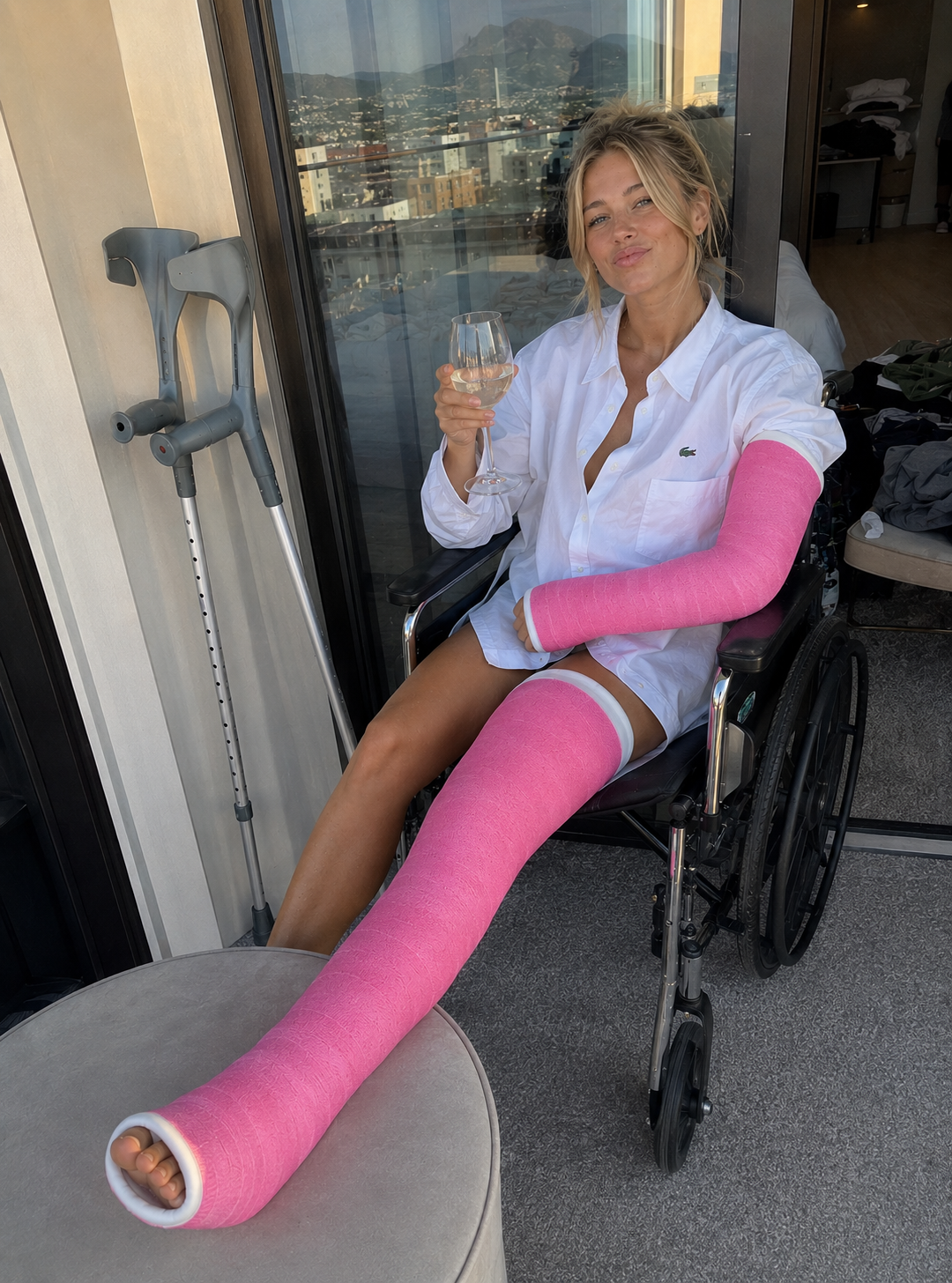Cast Photos With Crutches: Poses, Angles and Scenes That Look Real